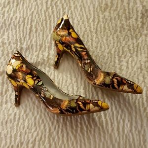 Tahari Pumps Tropicana!